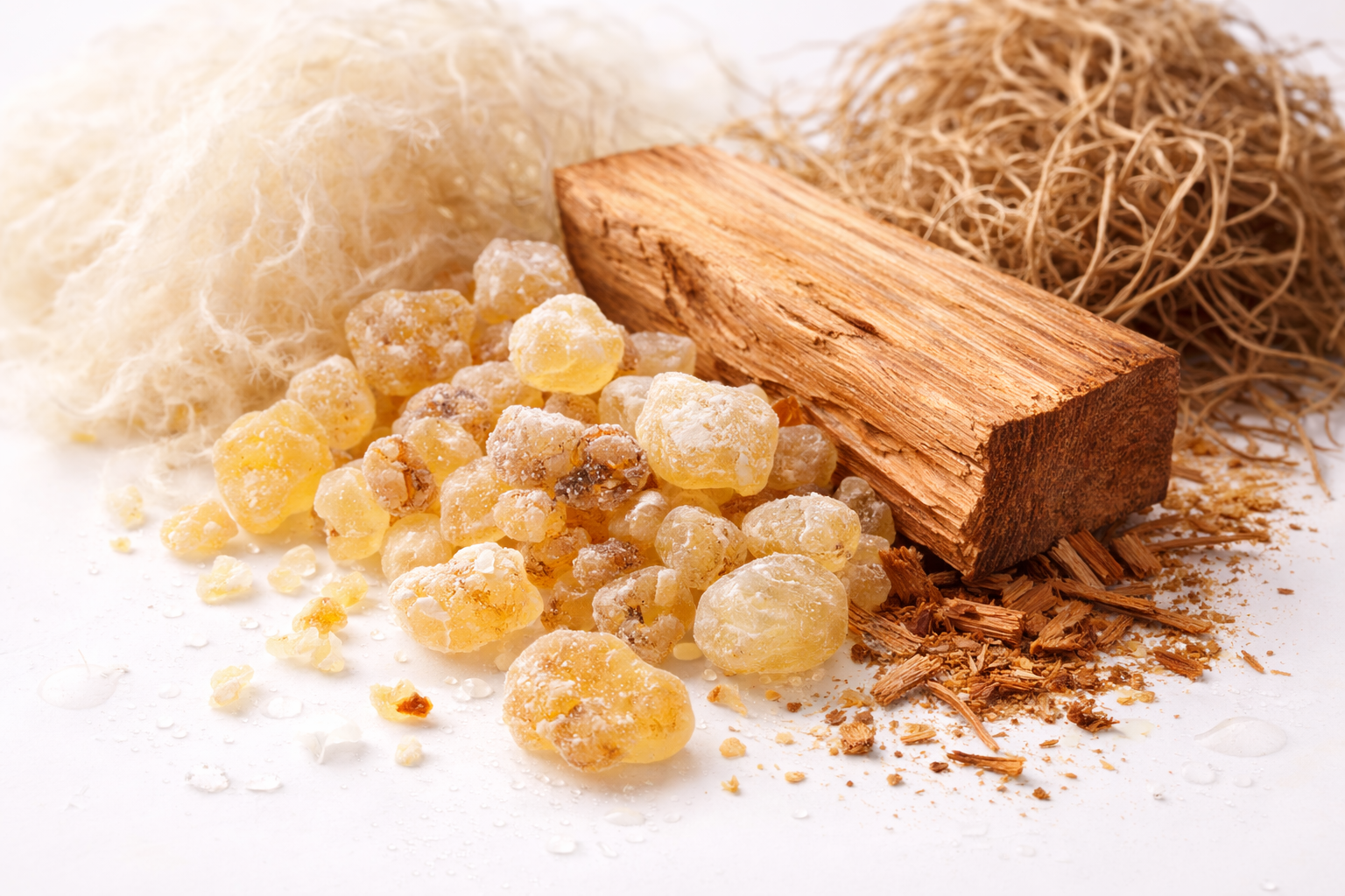 Základ vůně: dřevité a pryskyřičné tóny